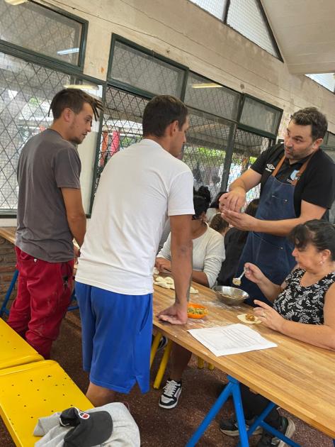 Nilson Viazzo dando explicaciones sobre el armado de las empanadas a parte de las familias. Nilson Viazzo dando explicaciones sobre el armado de las empanadas a parte de las familias.