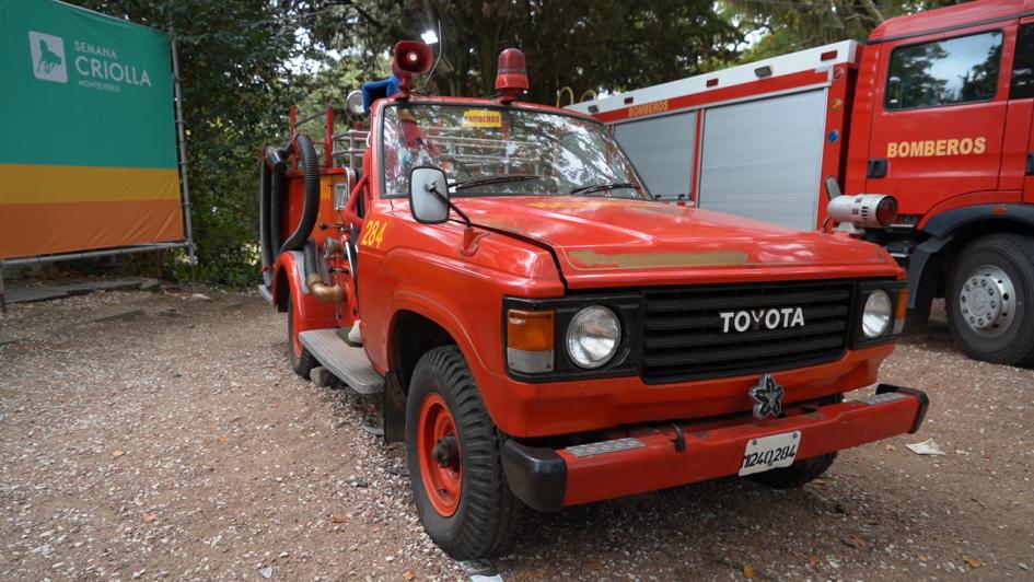 Espacio de Bomberos con automóviles Espacio de Bomberos con automóviles