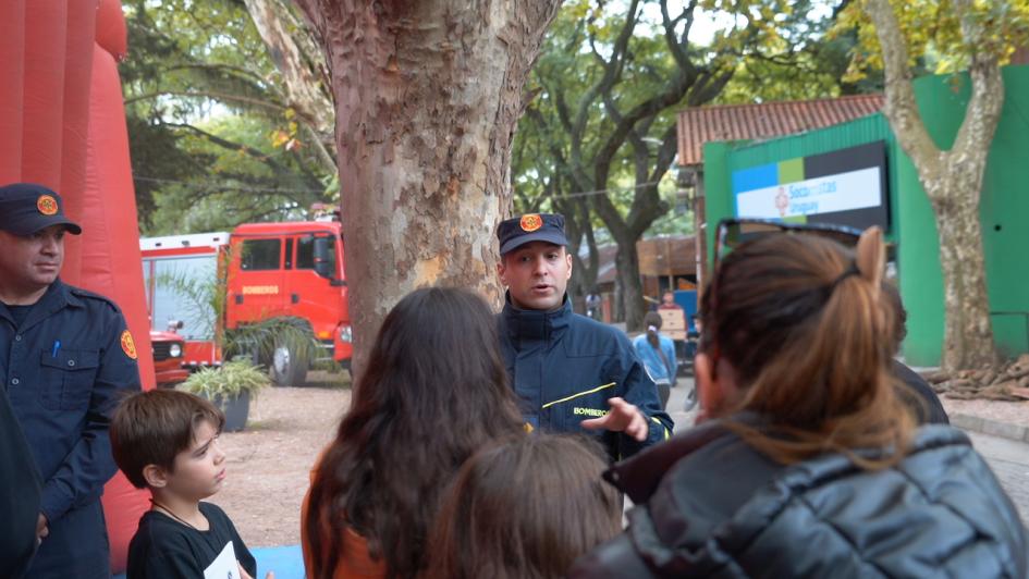Bomberos con visitantes Bomberos con visitantes