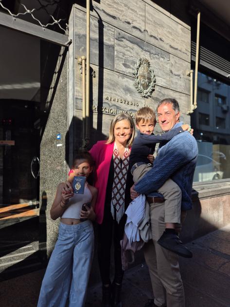 Gulnor y su familia con el pasaporte. Gulnor y su familia con el pasaporte.