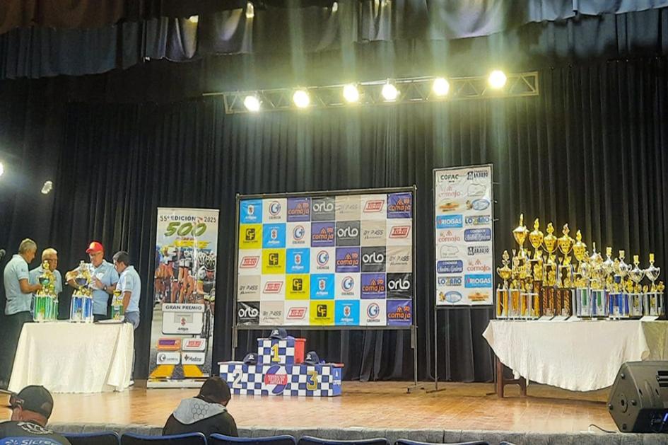 Entrega de trofeos a ganadores de las 500 Millas del Norte. Entrega de trofeos a ganadores de las 500 Millas del Norte.