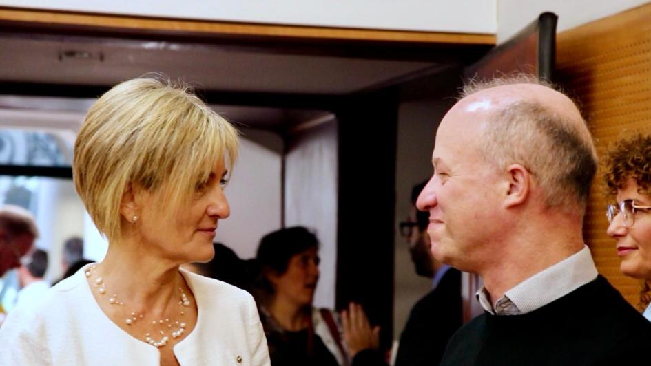 Subsecretaria del Ministerio del Interior charlando con un integrante de Somos Uruguayos. Subsecretaria del Ministerio del Interior charlando con un integrante de Somos Uruguayos.
