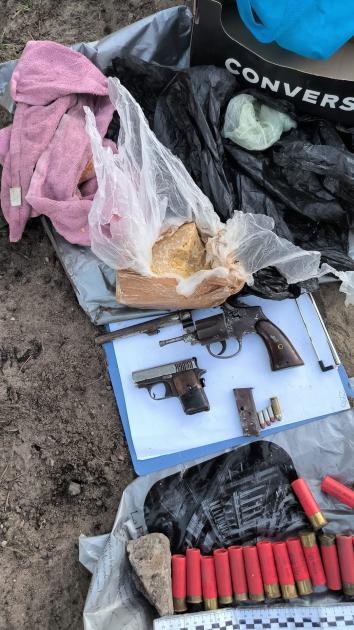Droga, armas y municiones incautados en el lugar. Droga, armas y municiones incautados en el lugar.