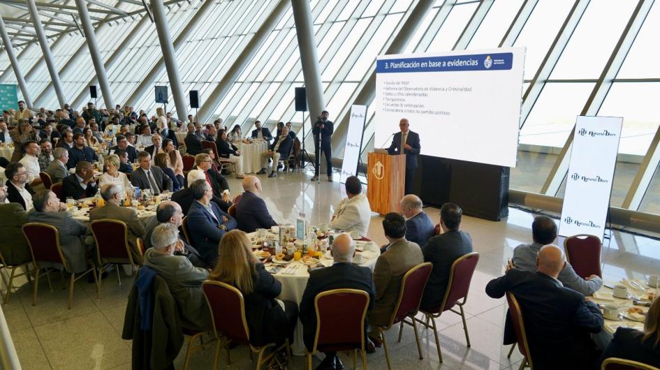 Ministro del Interior exponiendo en desayuno de Somos Uruguay. Ministro del Interior exponiendo en desayuno de Somos Uruguay.
