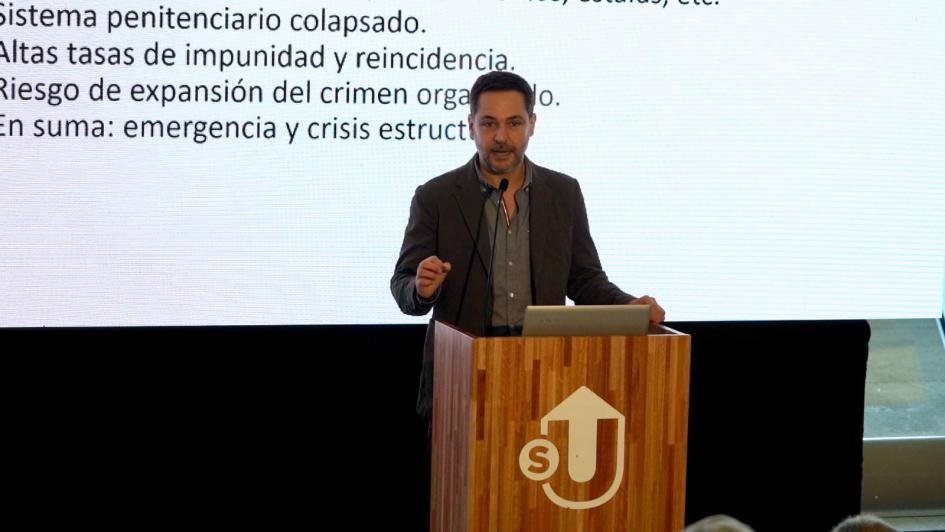 Dr. Emiliano Rojido exponiendo sobre Seguridad. Dr. Emiliano Rojido exponiendo sobre Seguridad.