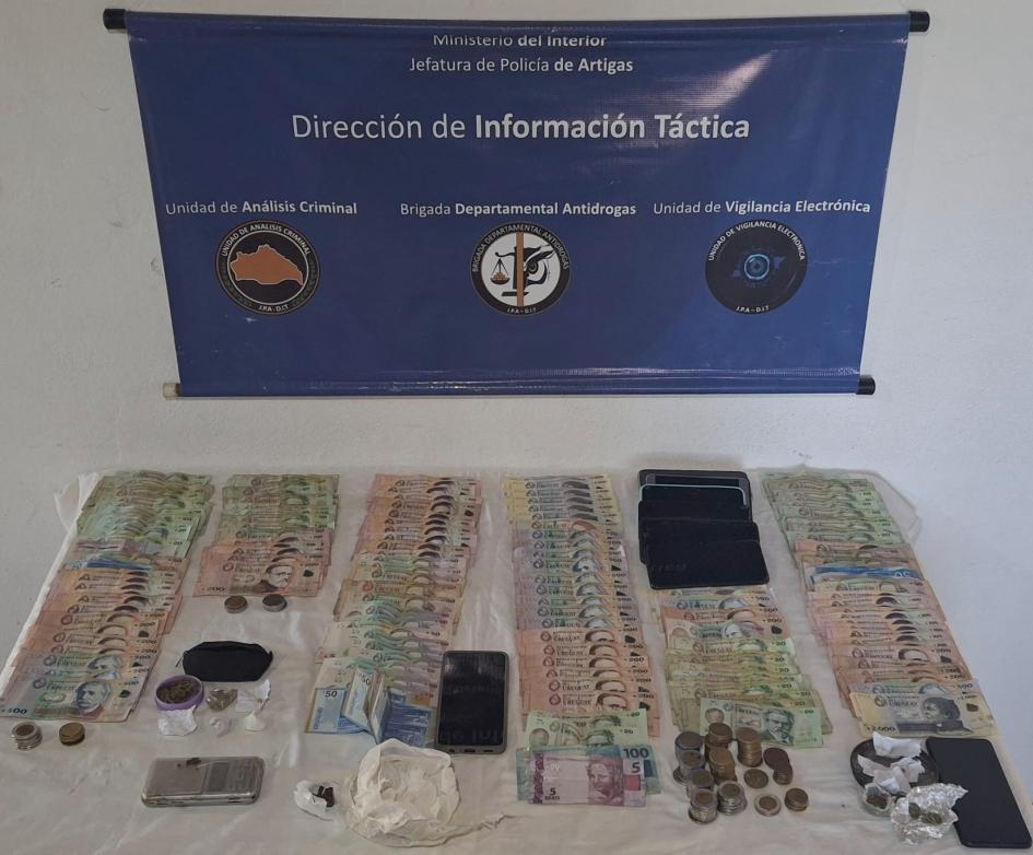 Sustancia, dinero y otros objetos incautados. Sustancia, dinero y otros objetos incautados.