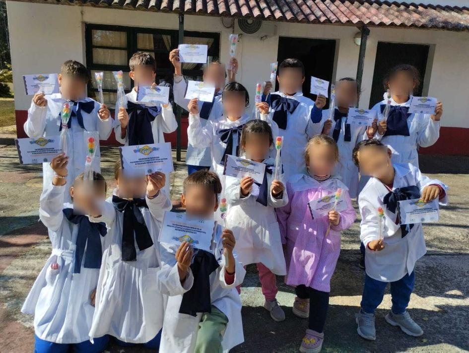 Alumnos de la escuela con diplomas de la actividad Alumnos de la escuela con diplomas de la actividad