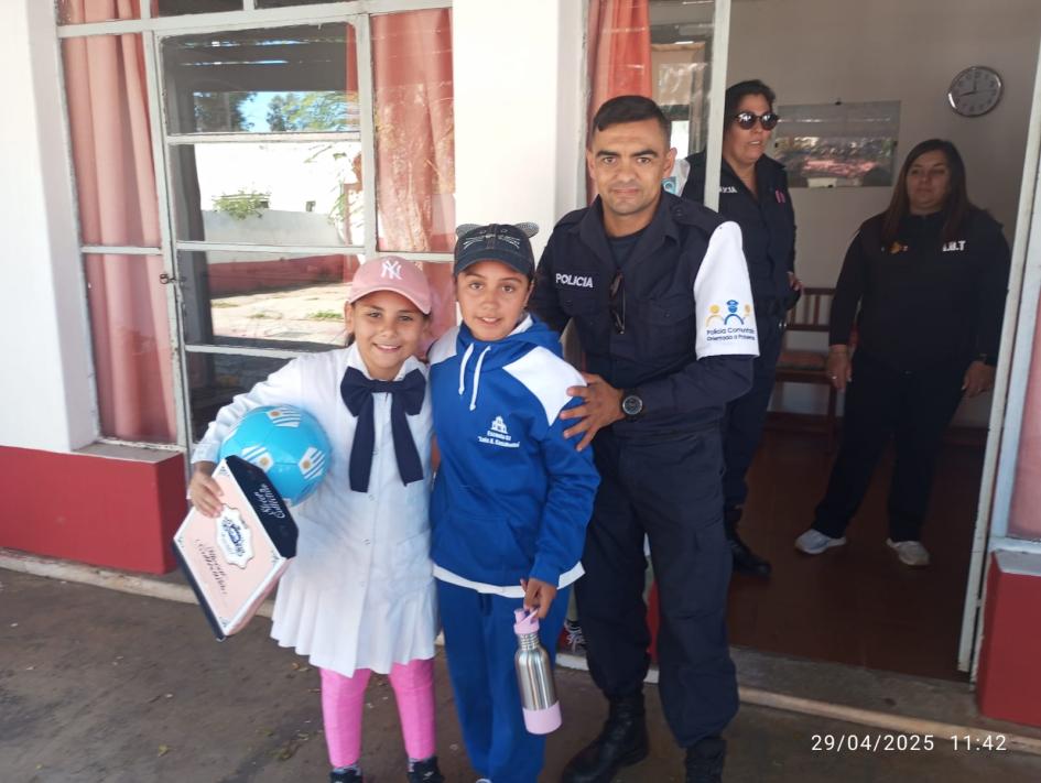 Policía junto a niños Policía junto a niños