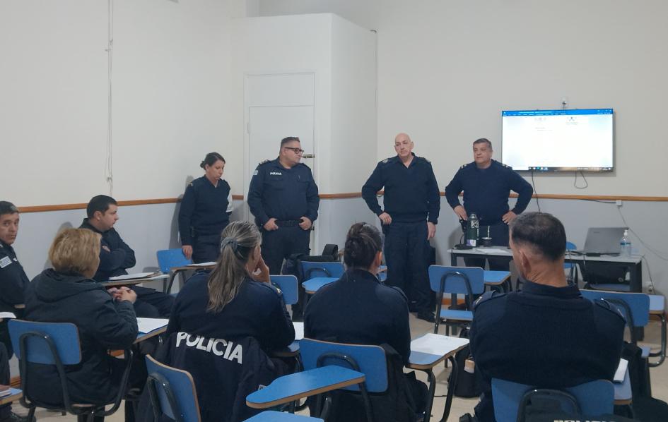 Policías reunidos