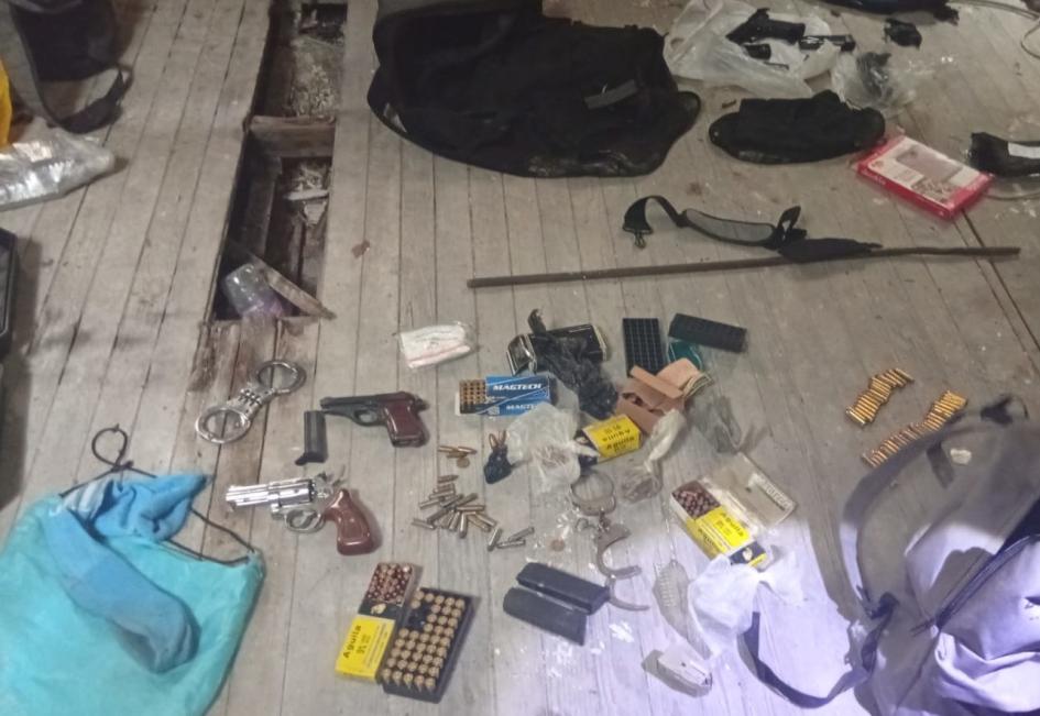 Armas, municiones y esposas incautadas. Armas, municiones y esposas incautadas.