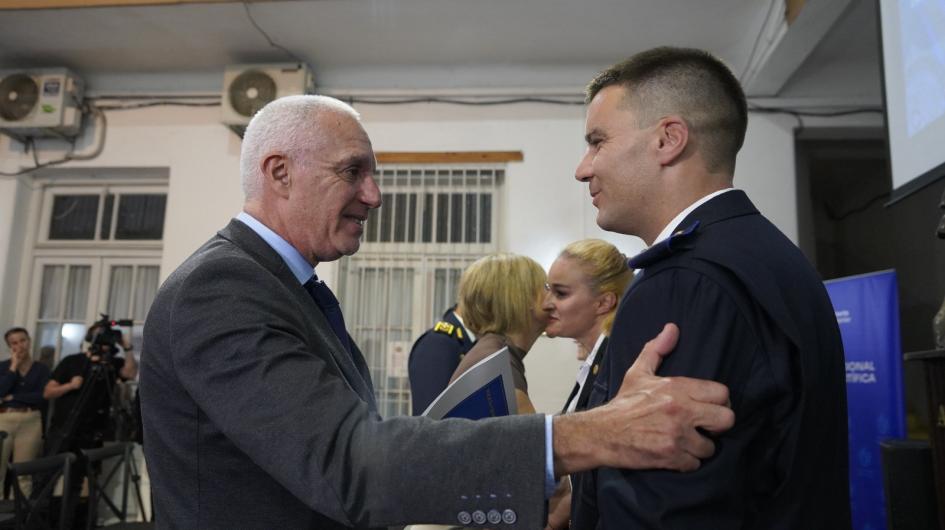 Ministro del Interior saludando a uno de los Técnicos recibidos. Ministro del Interior saludando a uno de los Técnicos recibidos.
