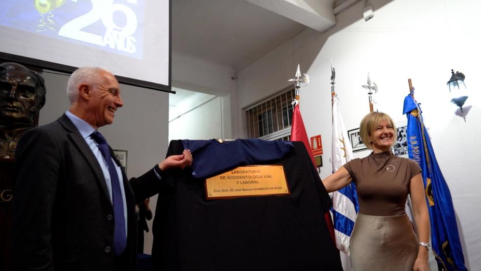 Descubrimiento de la placa que nombra al laboratorio José Manuel Azambuya Descubrimiento de la placa que nombra al laboratorio José Manuel Azambuya