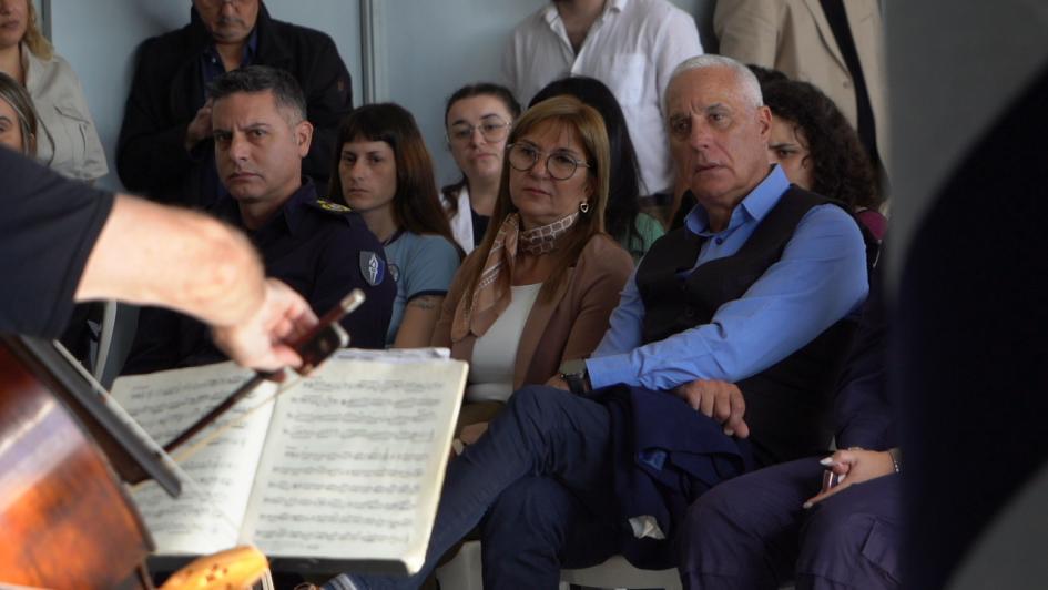 Autoridades del INR y Ministro observando el espectáculo Autoridades del INR y Ministro observando el espectáculo