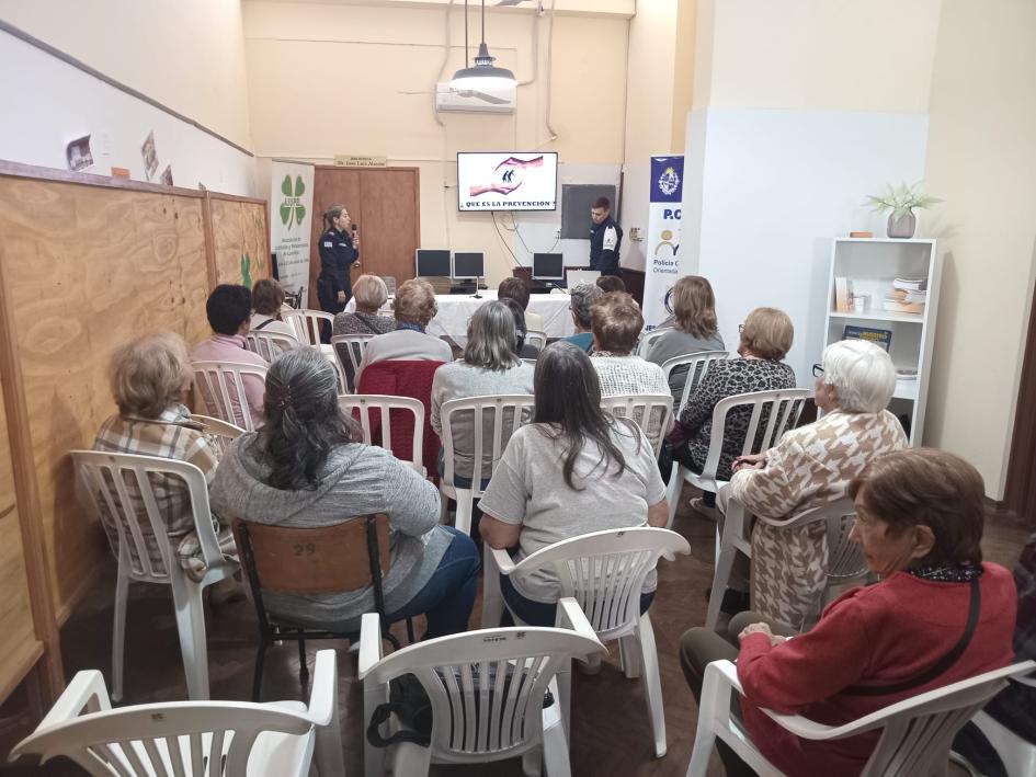 Policías dando charla Policías dando charla