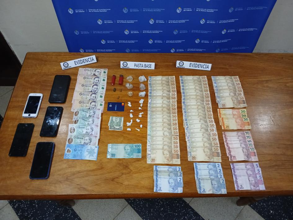 Droga, dinero, cartuchos y celulares incautados. Droga, dinero, cartuchos y celulares incautados.