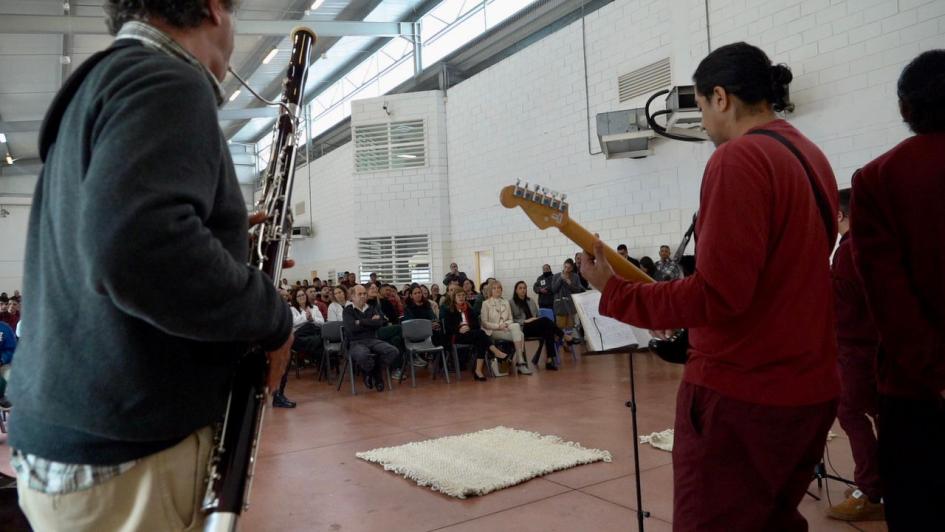 Banda de músicos tocando con el músico uruguayo Banda de músicos tocando con el músico uruguayo