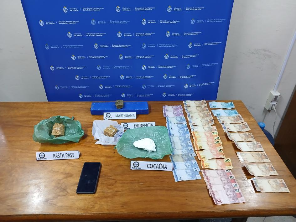 Droga, dinero y celular incautados en Uruguay. Droga, dinero y celular incautados en Uruguay.
