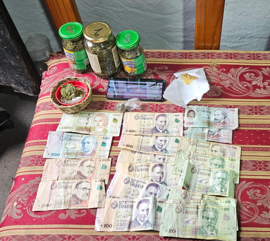 Sustancia y dinero incautadas. Sustancia y dinero incautadas.