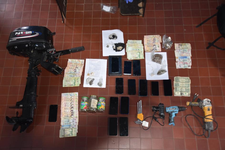 Sustancia, dinero, celulares y motor fuera de borda incautados. Sustancia, dinero, celulares y motor fuera de borda incautados.