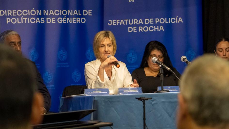 Subsecretaria del Ministerio del Interior exponiendo