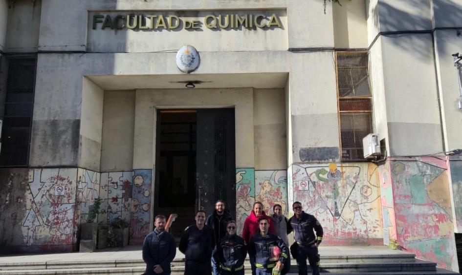 Grupo de Instructores y referentes de la Facultad Fachada de la Facultad de Quimica