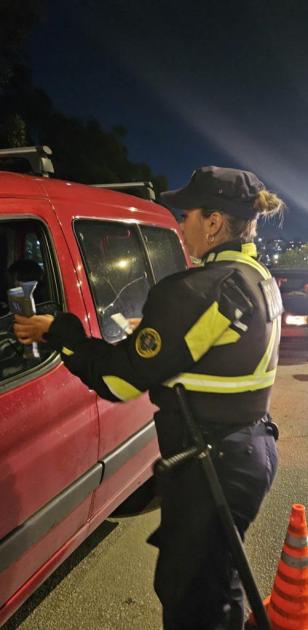 Policía realizando espirometría. Policía realizando espirometría.