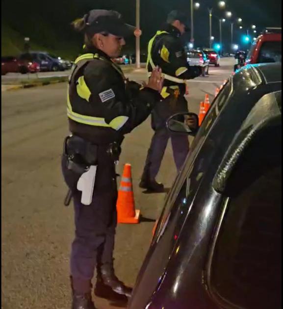Policías realizando un control vehicular. Policías realizando un control vehicular.