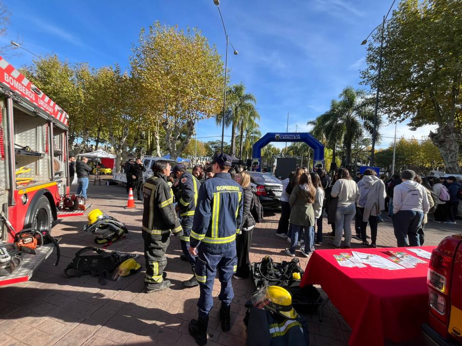 Adultos se equiparon de bomberos Jornada educativa de bomberos con demostraciones y charlas de prevención