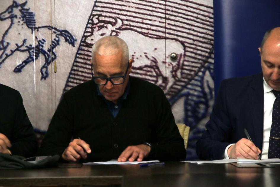 Ministro del Interior y Embajador de la Unión Europea. Ministro del Interior y Embajador de la Unión Europea.