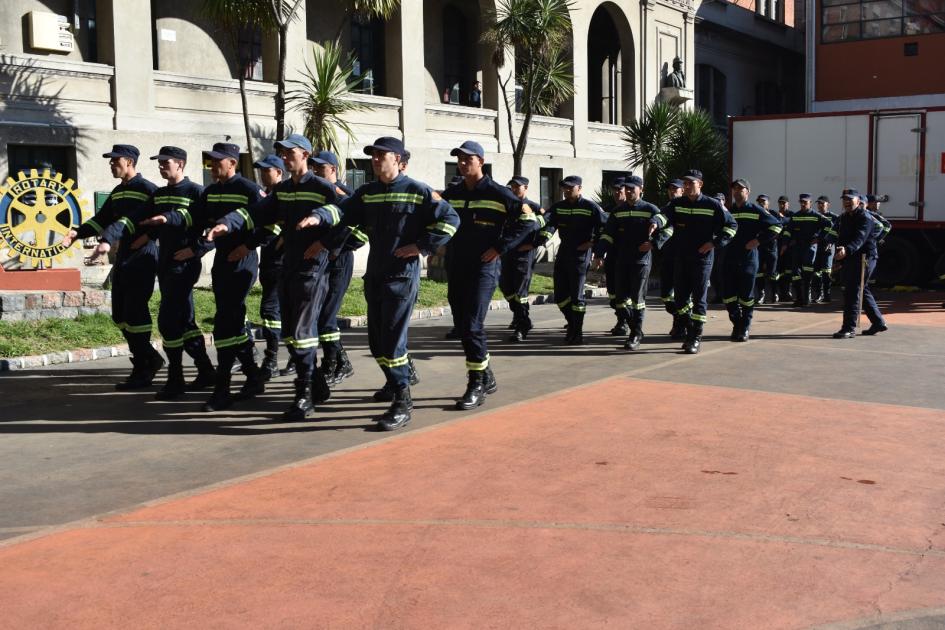 Alumnos en clase de instrucción policial en plaza de maniobras de bomberos Alumnos practicando instrucción