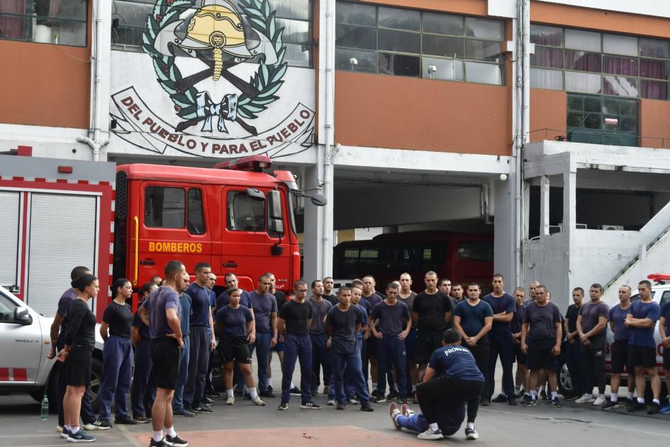 Instrucción y práctica de técnicas para recatar a alguien de una situación peligrosa Adquisición de conocimientos sobre tácticas para rescatar a alguien de una situación peligrosa