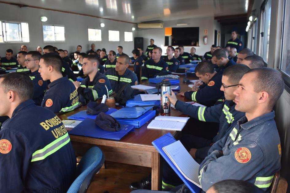 Grupo de los alumnos en clase teórica de materias bomberiles Salón con los alumnos en clase teórica de materias bomberiles