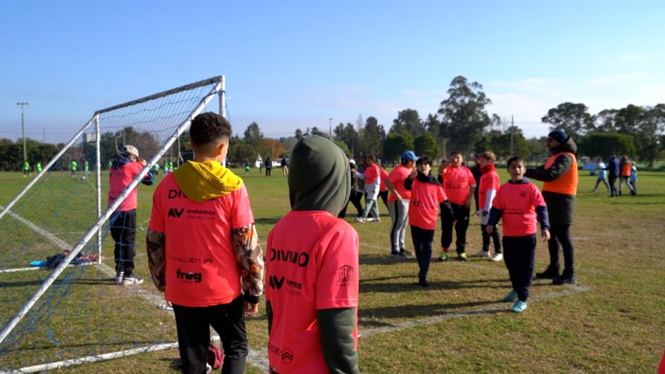 Niños y niñas por comenzar uno de los partidos Niños y niñas por comenzar uno de los partidos