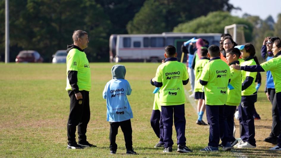 Uno de los jueces de los partidos con los niños Uno de los jueces de los partidos con los niños