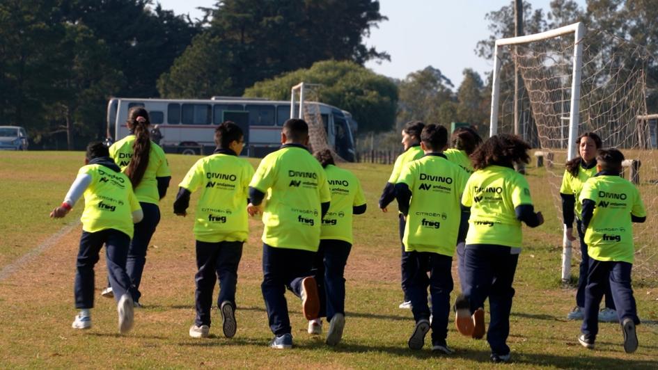 Niños y niñas corriendo en la cancha Niños y niñas corriendo en la cancha