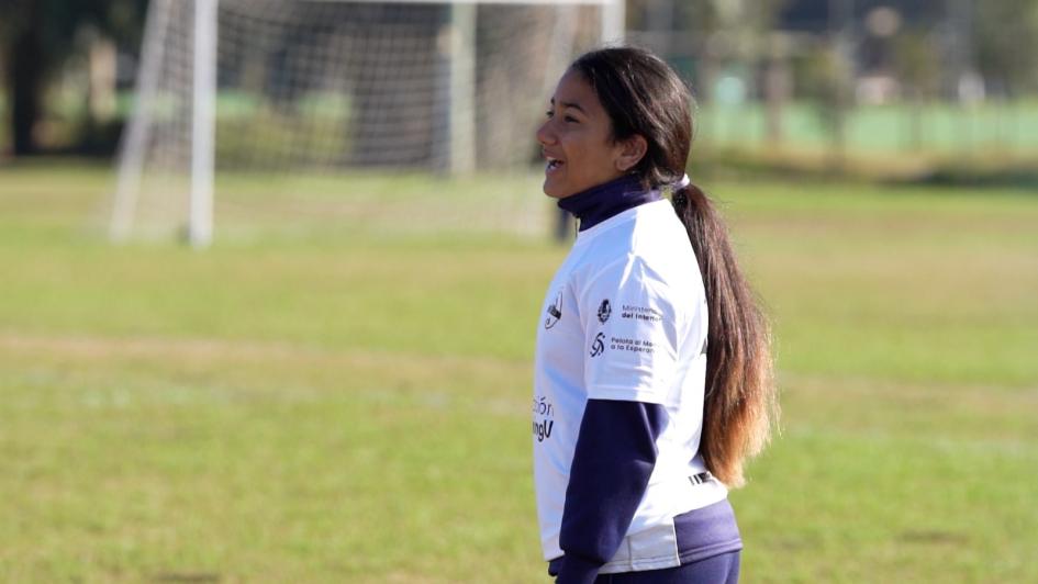 Niña en la cancha sonriendo Niña en la cancha sonriendo