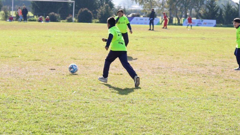 Niño corriendo una pelota Niño corriendo una pelota