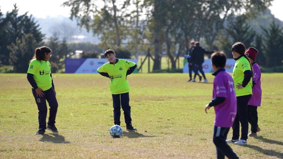 Niños jugando al fútbol Niños jugando al fútbol
