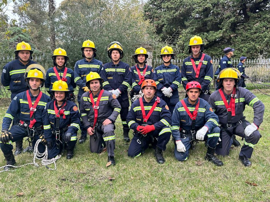 Alumnos equipados para rescate con cuerdas Práctica de rescate con cuerdas