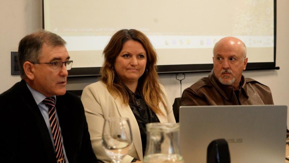 Director de Investigaciones, junto a Directora de INAU y capacitador