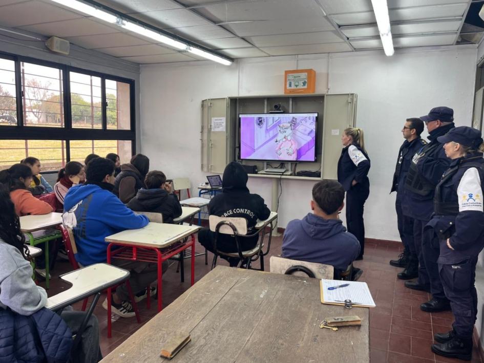 Policías dando taller Policías dando taller