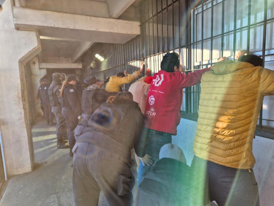 Personas privadas de libertad siendo requisadas Personas privadas de libertad siendo requisadas
