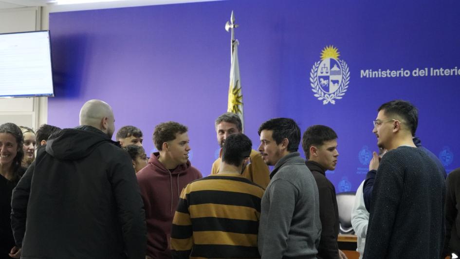 Asistentes a la jornada realizando una actividad Asistentes a la jornada realizando una actividad