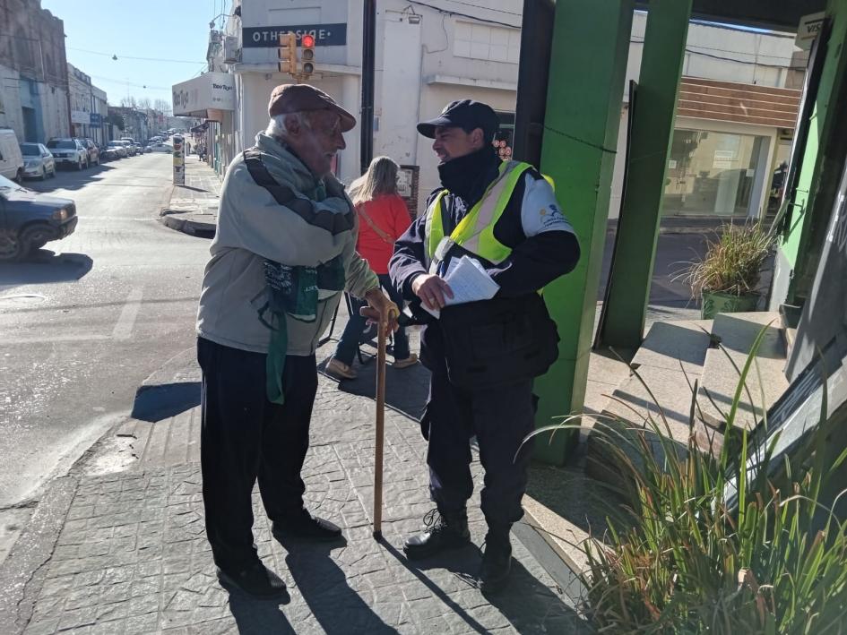 Policía charlando con vecino Policía charlando con vecino