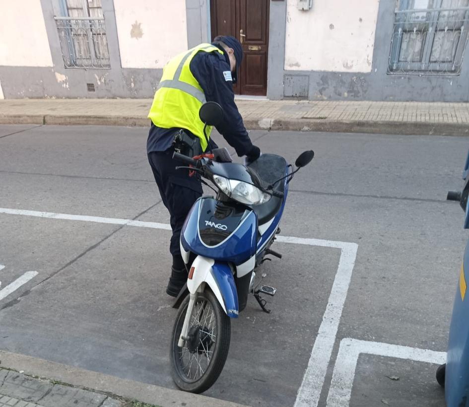 Policía colocando folleto Policía colocando folleto