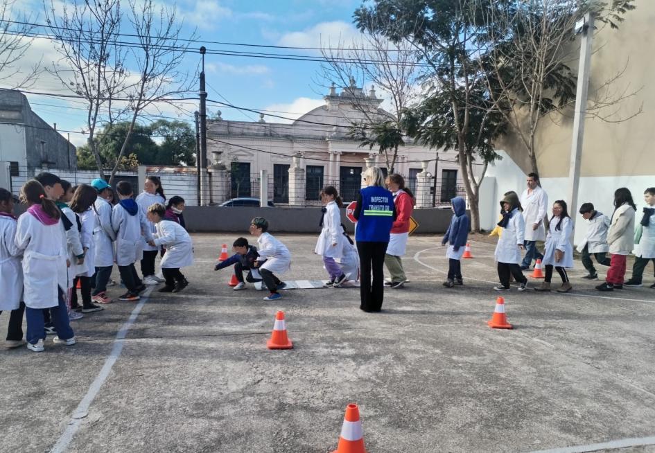 Taller de educación y seguridad vial en escuela n.º 2 José Pedro Varela Taller de educación y seguridad vial en escuela n.º 2 José Pedro Varela