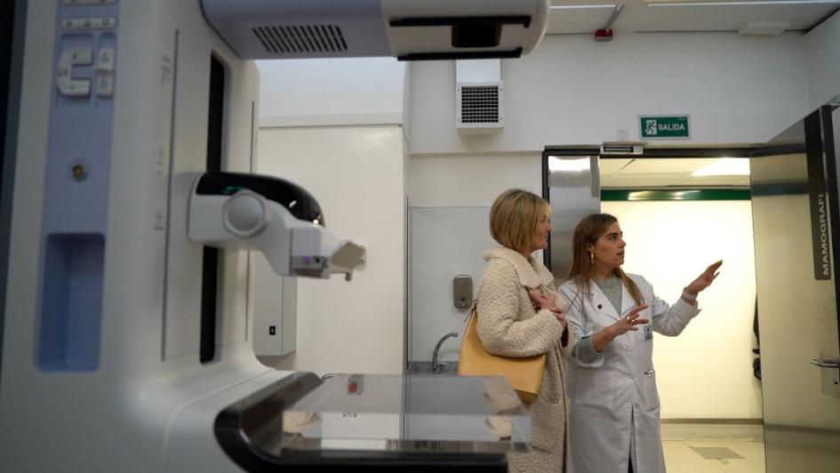 Subsecretaria y Directora Técnica en sala de Tomografía Subsecretaria y Directora Técnica en sala de Tomografía