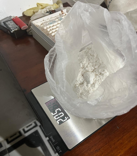 Pesaje a uno de los envoltorios de cocaína. Pesaje a uno de los envoltorios de cocaína.