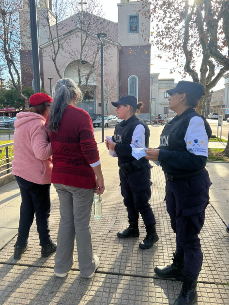 Policías con vecinos Policías con vecinos