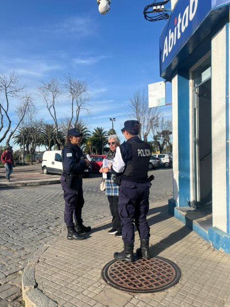 Policías con vecinos Policías con vecinos